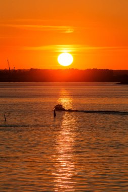 Güneşli yolu üzerinde tekne
