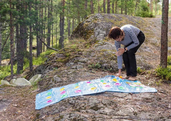 Vrouw wordt opgeblazen de zwemmen matras — Stockfoto