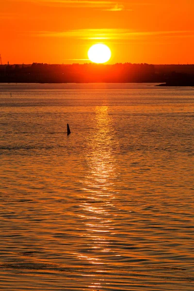 Sole sopra l'orizzonte — Foto Stock