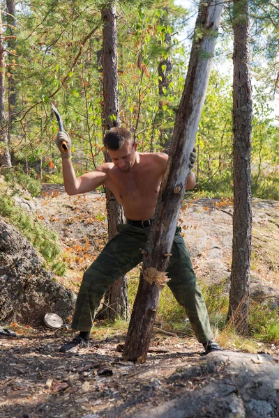 Homem na floresta — Fotografia de Stock