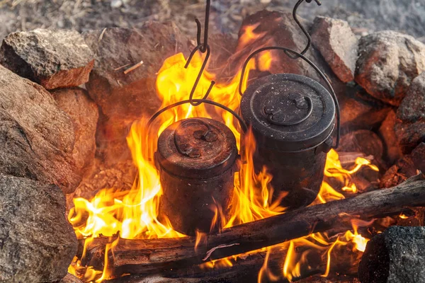 Zwei Topf über einem Feuer — Stockfoto