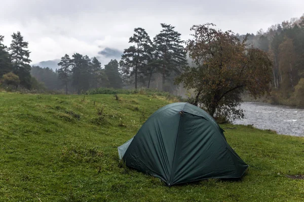 Туристическая палатка ранним туманным утром — стоковое фото