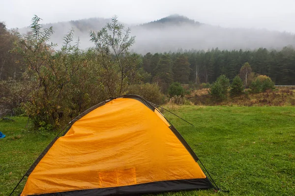 Gele toeristische tent — Stockfoto