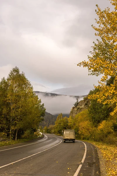 Estrada da montanha no outono — Fotografia de Stock