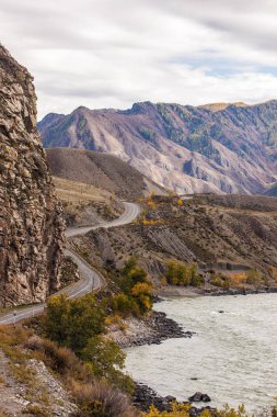 Bir dağ yolu ile manzara