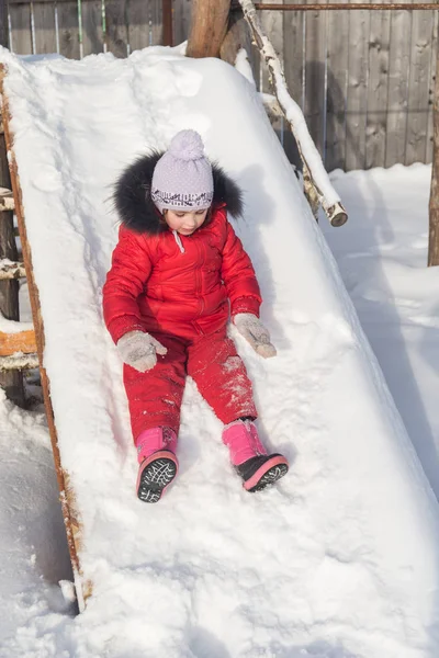 Menina na neve — Fotografia de Stock