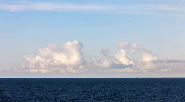 Moln över havet — Stockfoto