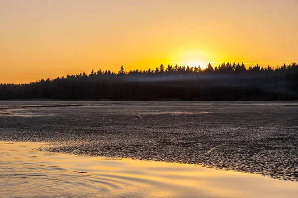 Puesta de sol sobre un lago forestal — Foto de Stock