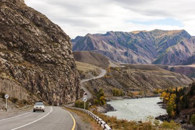 Dağ yolunda bir araba