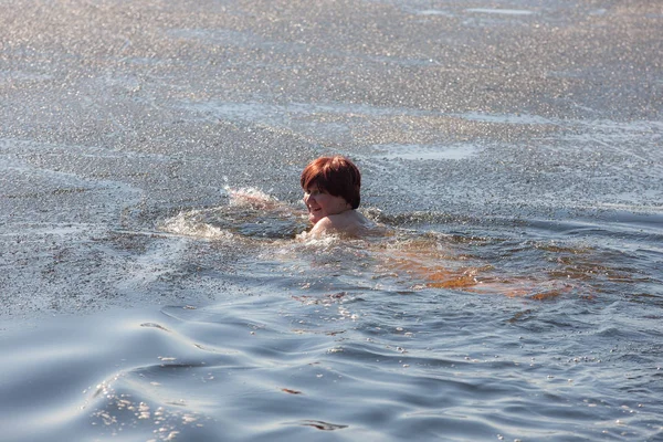 Vidám nő hideg vízben — Stock Fotó