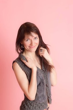 Gülümseyen bir kadının portresi