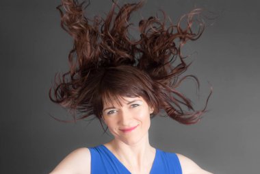 Uzun saçlı kadın.