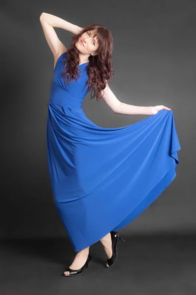 Mujer en un vestido azul — Foto de Stock