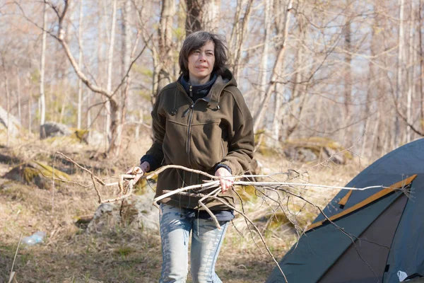 Woman collects firewood — Stock Photo, Image