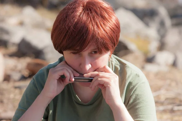 Vrouw een mondharmonica spelen — Stockfoto