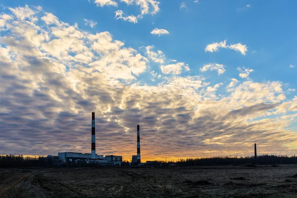 Amanecer sobre la central eléctrica — Foto de Stock