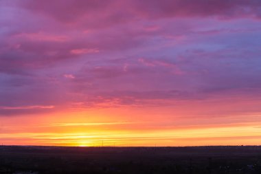 bulutlar ile parlak günbatımı