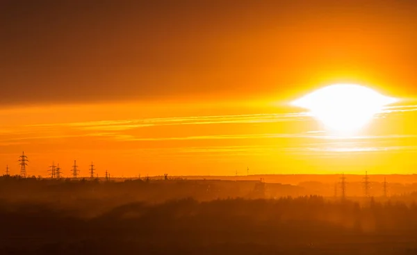 Puesta de sol roja sobre bosque — Foto de Stock