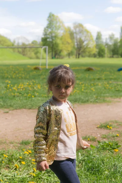 Niña en un día de primavera — Foto de Stock