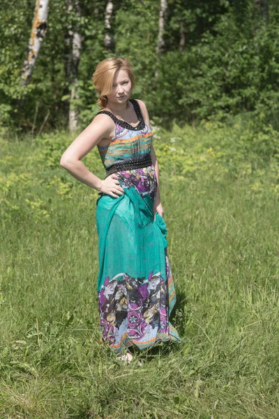 Mädchen im hellen Kleid — Stockfoto