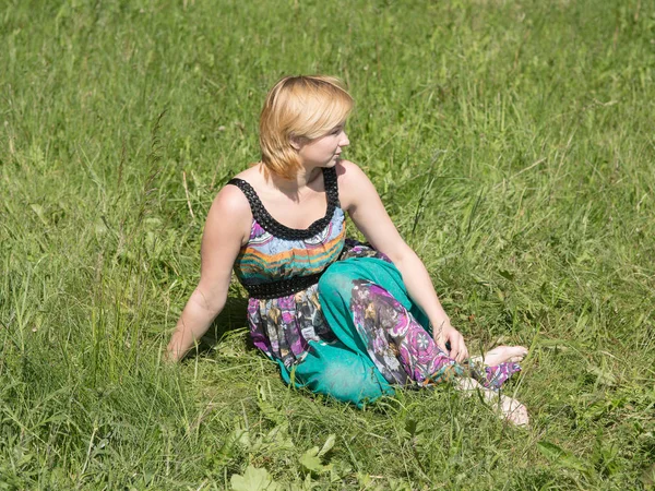 Kız çimlere dinleniyor