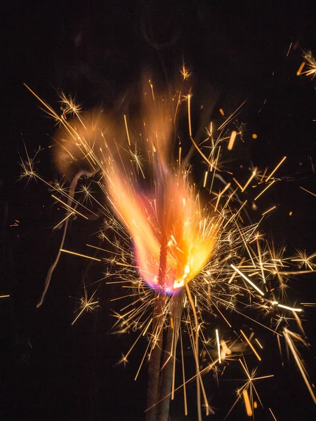 Faíscas brilhantes de pirotecnia — Fotografia de Stock