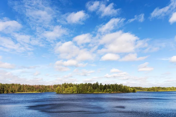 Wellen vom Wind auf dem Wasser — Stockfoto