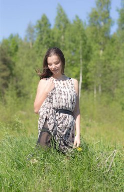 kız yaz yeşil çim üzerinde