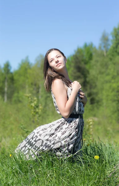 Chica en vestido en la hierba — Foto de Stock