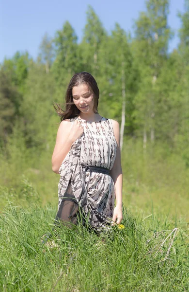 Flicka på grönt gräs på sommaren — Stockfoto