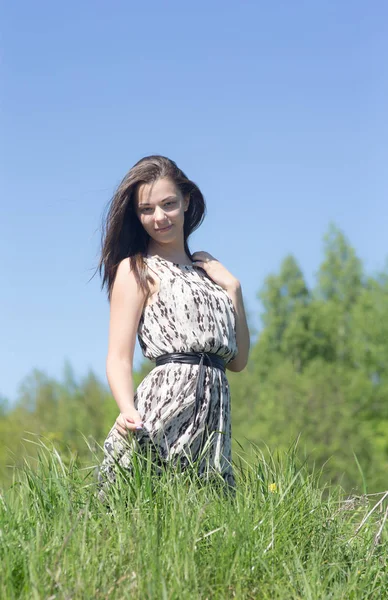 Portret van een meisje in de zomer — Stockfoto