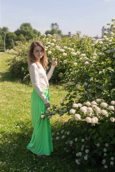 Menina em um parque de verão — Fotografia de Stock