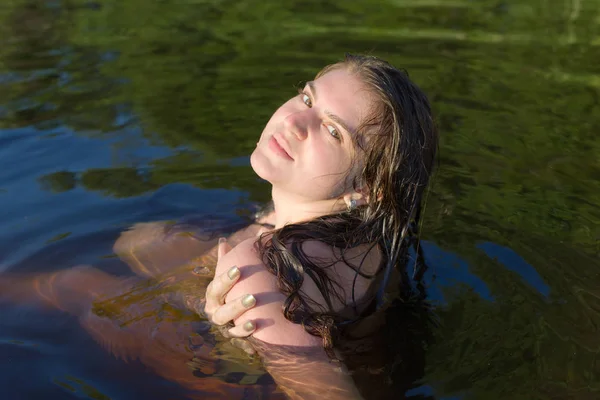 Sensuell tjej i vattnet — Stockfoto