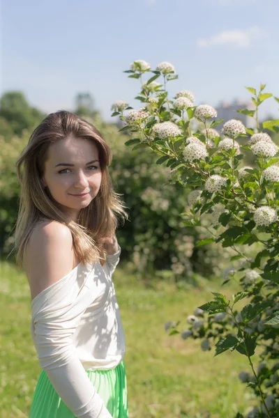 Menina em um parque de verão — Fotografia de Stock