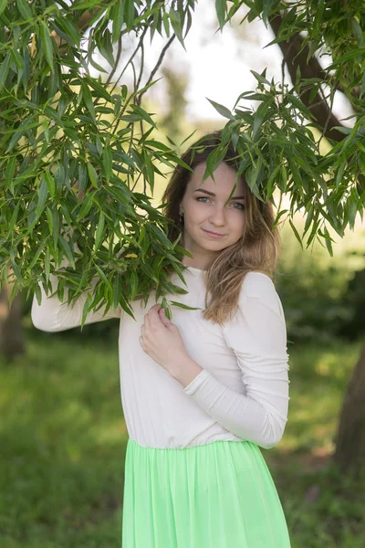 Flicka under en willow — Stockfoto