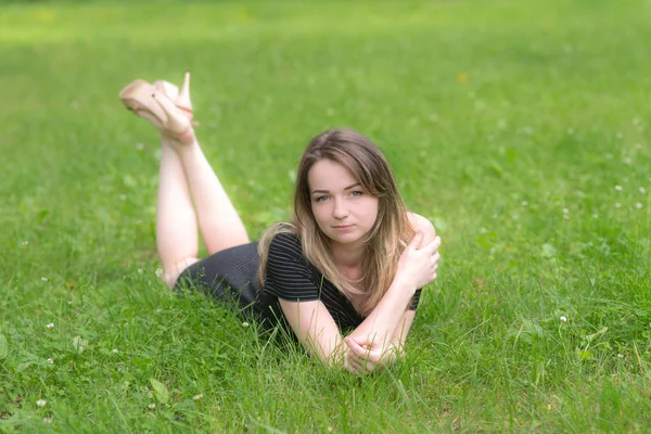 Mädchen auf Gras — Stockfoto