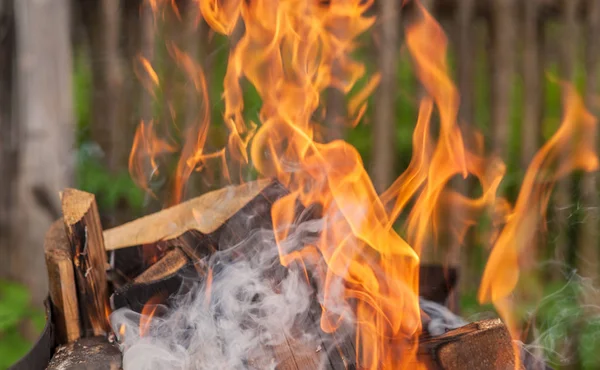 燃烧的木柴和火 — 图库照片