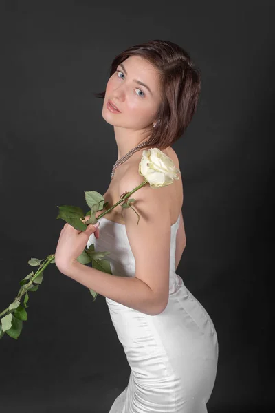 Chica con una rosa — Foto de Stock