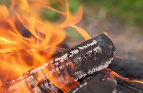 Yakacak odun ve yangın kapat — Stok fotoğraf