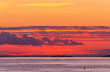 bulutlar ile parlak günbatımı