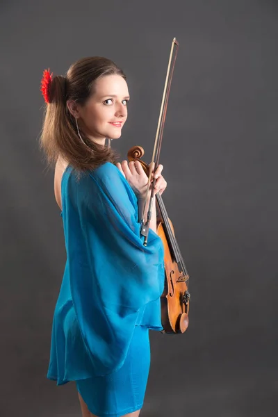 Dívka v modrých šatech s houslemi — Stock fotografie