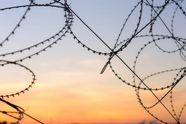 Stacheldraht und Himmel — Stockfoto