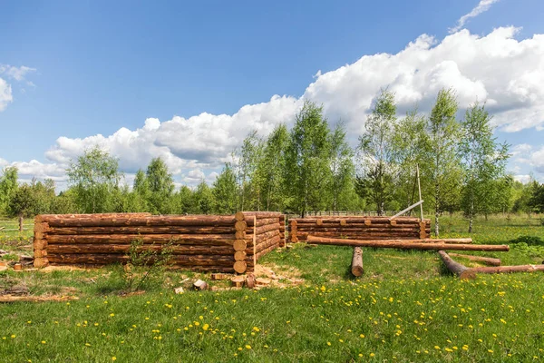 Строительство деревянных деревенских домов — стоковое фото