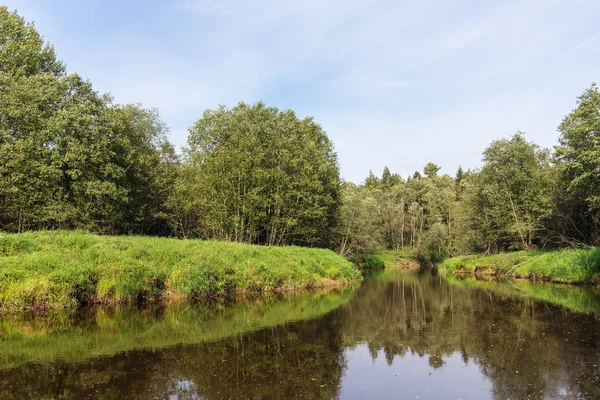 nehir yeşil plajları ile