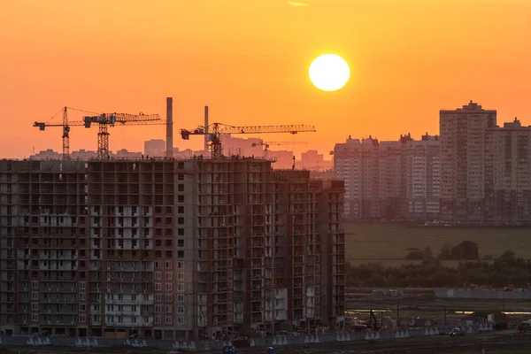 Nedgående solen ovanför staden — Stockfoto