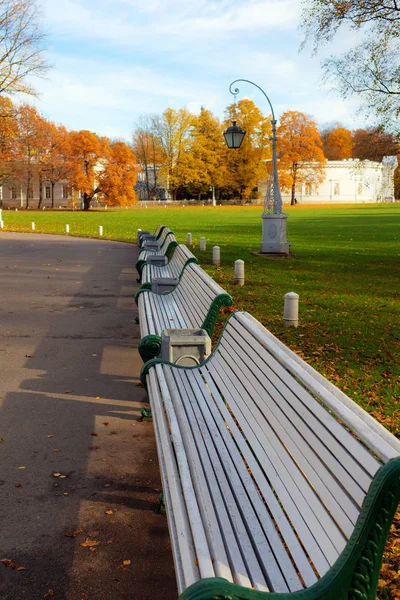 Paysage avec bancs — Photo