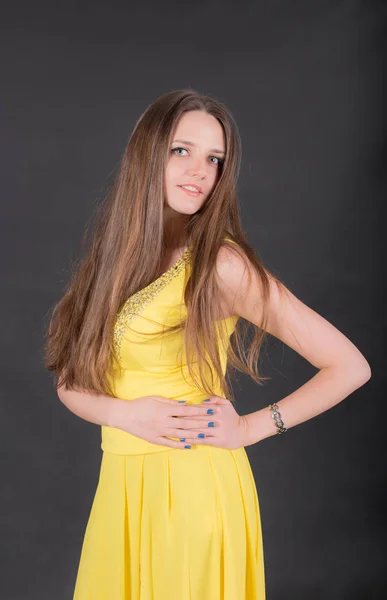 Chica en un vestido amarillo —  Fotos de Stock