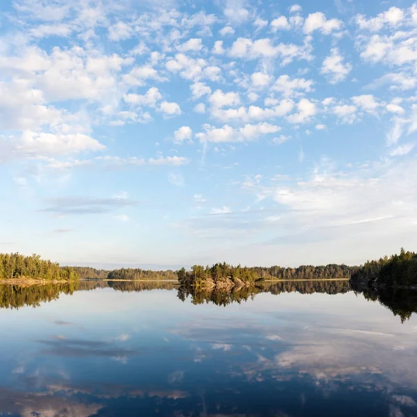 Ostrov na jezeře — Stock fotografie