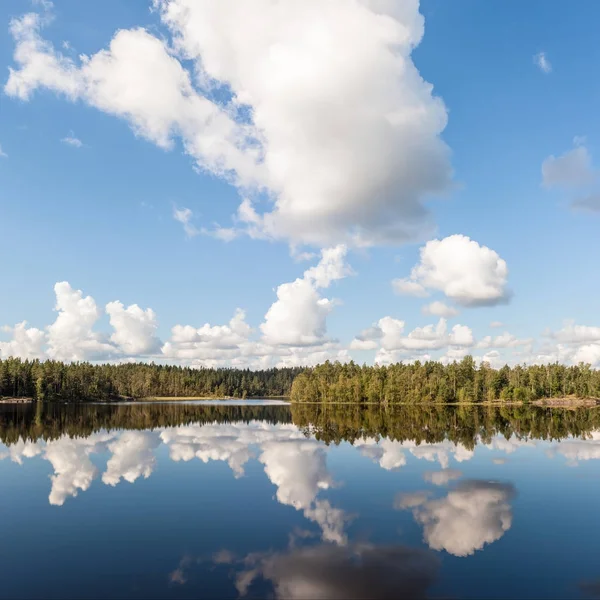 Mraky nad jezerem — Stock fotografie