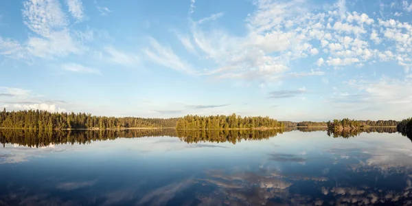 Солнечный летний день на лесном озере — стоковое фото